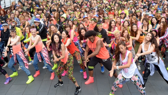 9일 오전 줌바 강사 1000여명과 배우 최여진 등이 서울 광화문 청계광장에서 진행된 ’줌바 플래시몹 라이브(Zumba Flashmob Live)’ 사진 행사에 참석해 줌바 댄스를 추고 있다.  이언탁기자 utl@seoul.co.kr