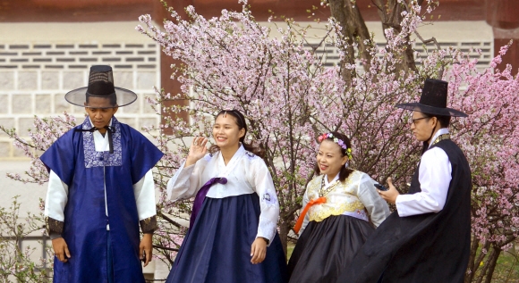 완연한 봄날씨를 보인 9일 서울 경복궁을 찾은 외국인 관광객들이 즐거운 시간을 보내고 있다.  박지환 기자 popocar@seoul.co.kr