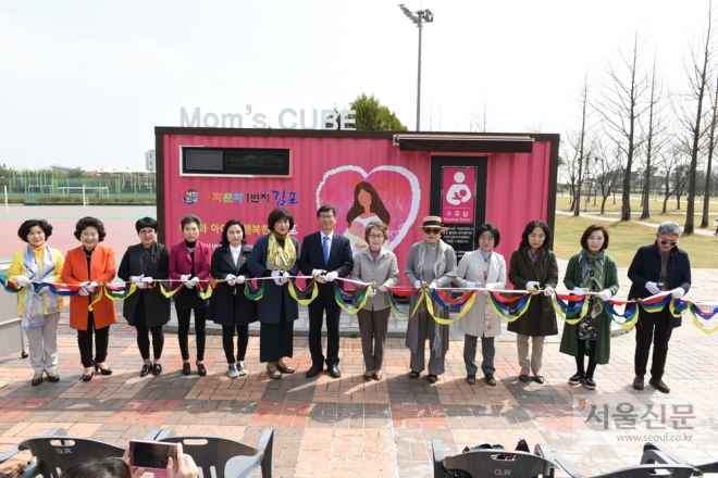 유영록(가운데) 김포시장이 수유실 오픈 테이프커팅을 하고 있다. 김포시 제공