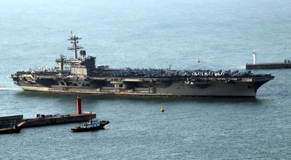 9일(현지시간) 미국 언론에 따르면 칼빈슨 항공모함 전단이 북한의 핵 위협 억지를 위해 한반도와 가까운 서태평양 해역으로 이동하기로 했다. 사진은 지난달 15일 부산항에 도착한 칼빈슨호. EPA 연합뉴스
