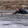 반려견 구하려고 얼음호수 뛰어든 남성 화제