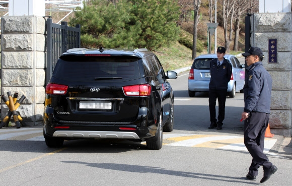 박근혜 4차 ‘옥중조사’ 위해 구치소 향하는 검찰차량