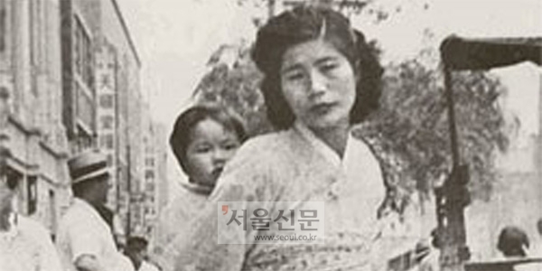 아기를 맡길 곳이 없어 업고 다니며 영화를 찍던 박남옥 감독.