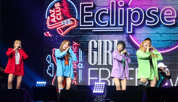 걸그룹 이엑스아이디(EXID)가 10일 오후 서울 용산구 한남동 블루스퀘어에서 열린 새 미니앨범 ’이클립스’(Eclipse) 쇼케이스에서 신곡 ’낮보다는 밤’ 무대를 선보이고 있다.  연합뉴스
