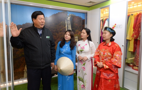 조길형 영등포구청장이 10일 구청 1층 민원실에 마련된 ‘다문화 포토존’에서 지역 내 외국인들에게 포토존의 취지에 대해 설명하고 있다. 도준석 기자 pado@seoul.co.kr