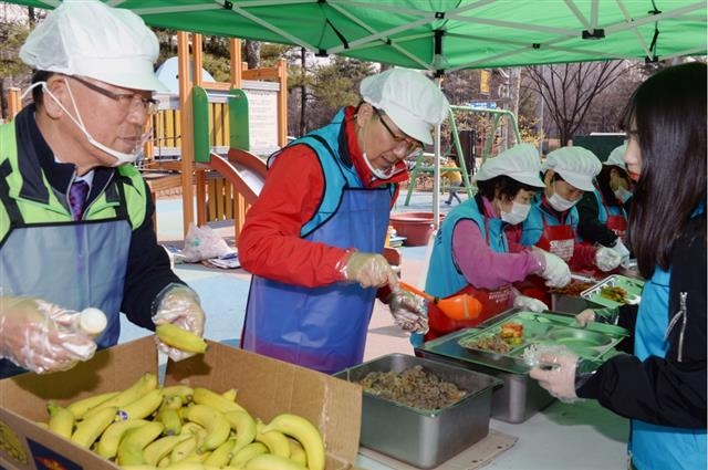 이 구청장이 사랑의 밥차 무료급식 활동을 벌이고 있다. 연수구 제공