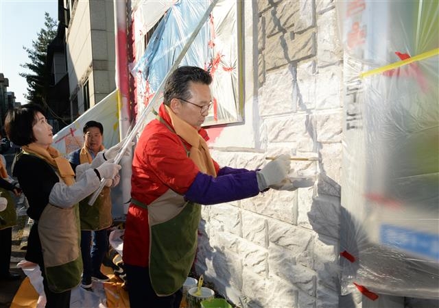이재호 인천 연수구청장이 연수1동 함박마을에서 주민 정서 안정 등을 위해 벽화를 그리고 있다.  연수구 제공