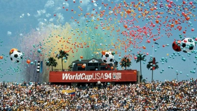 미국과 캐나다, 멕시코가 2026년 월드컵 공동 개최 유치전에 뛰어들기로 했다. 사진은 지난 1994년 캘리포니아주 패서디나의 로즈볼 스타디움에서 열린 미국월드컵 개회식 장면. BBC 홈페이지 갈무리 