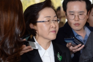 ‘문재인 카톡 비난’ 신연희, 경찰 출석 “조사에 성실히 임하겠다”