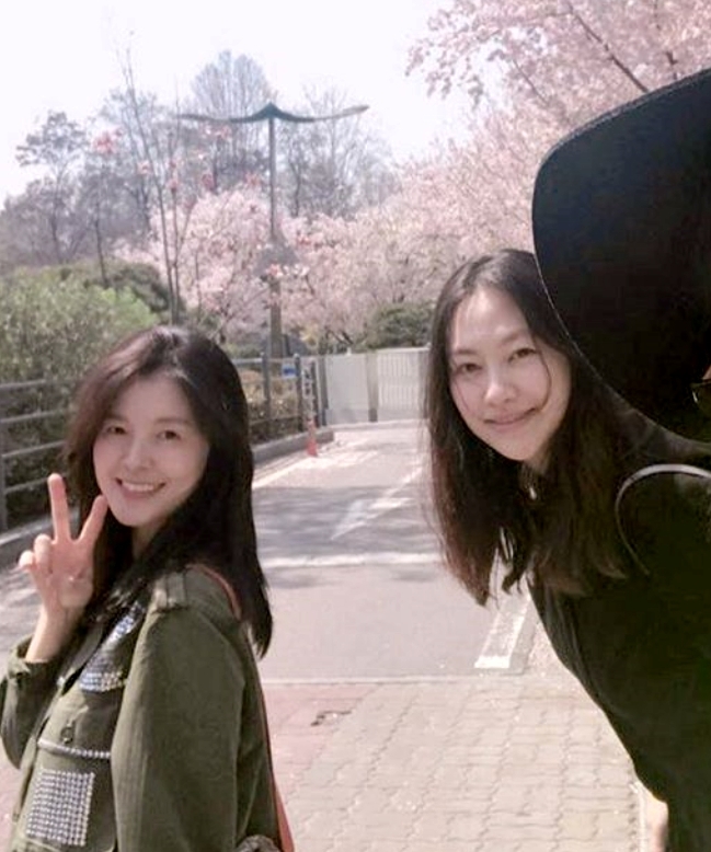 ‘삼남매 엄마’ 신애, 근황 포착 “여전한 청순 미모”