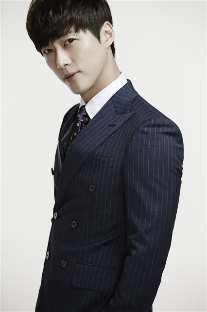 직장인 경험이 없지만 김 과장 역을 실감 나게 소화한 남궁민은 “김 과장도 회사 경험을 안 해본 사람이어서 다행이었다”면서 “김 과장 같은 사람이 안 잘리고 계속 회사를 다니기 어렵겠지만 사람들의 가려운 곳을 대신 긁어줬기 때문에 공감을 얻은 것 같다”고 말했다. 935엔터테인먼트 제공