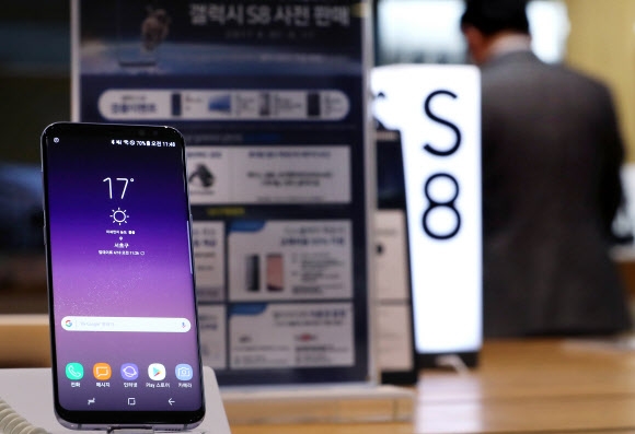 서울 서초구 삼성 딜라이트에서 시민이 갤럭시 S8과 S8플러스를 살펴보고 있다. 연합뉴스