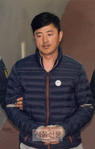 지난 11일 검찰에 체포된 고영태씨가 체포적부심사를 받기 위해 13일 서울 서초구 중앙지방법원으로 들어가고 있다. 박윤슬 기자 seul@seoul.co.kr