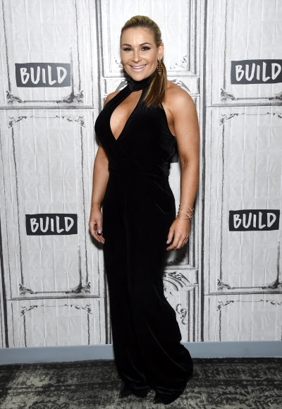 WWE 프로레슬러 나탈리아 네이드하트가 13일(현지시간) AOL 스튜디오에서 열린 ‘BUILD Speaker Series’ 행사에 참석해 포즈를 취하고 있다. AP 연합뉴스