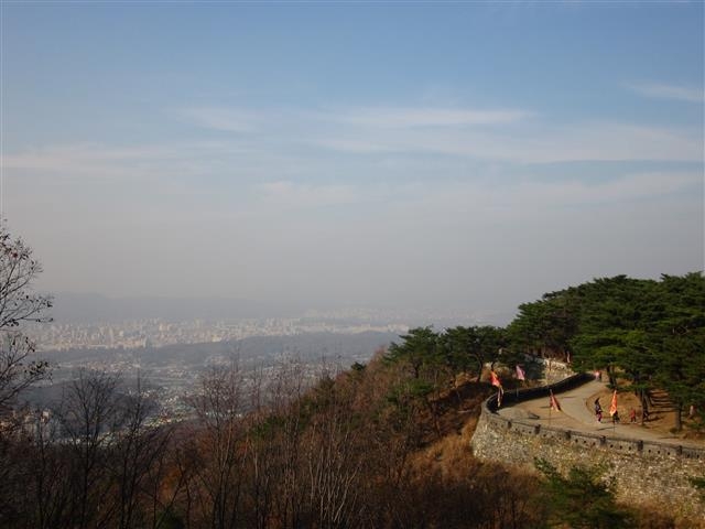 병자호란 당시 항전의 현장인 남한산성에서 바라본 송파.
