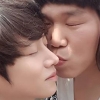 김희철♥서장훈, 봄꽃 배경으로 볼뽀뽀? “시력이 감퇴되는 사진입니다”