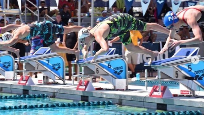 대나 볼머(가운데 녹색 수영복)가 13일(현지시간) 미국 애리조나주 메사에서 열린 아레나 스윔 시리즈 여자 자유형 50m 예선 출발과 동시에 물에 뛰어들고 있다. 인스타그램 갈무리 