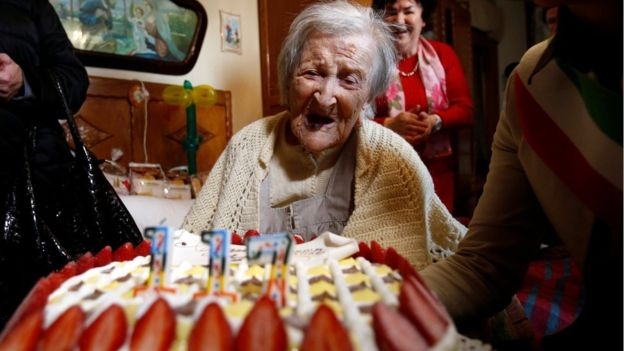 엠마 모라노가 지난해 11월 29일 자신의 117번째 생일을 맞아 축하 케이크의 불을 끄고 있다. 로이터 자료사진 