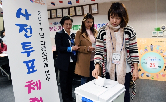 지난 14일 서울시 선거관리위원회가 동작구 다문화가족지원센터에서 개최한 선거교육에서 다문화가정 여성들이 투표 과정을 체험하고 있다. 강성남 선임기자 snk@seoul.co.kr