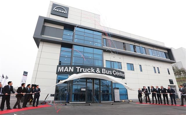 글로벌 상용차 생산업체인 독일의 만트럭버스(MAN Truck&Bus)가 지난달 28일 경기 용인시 기흥구 하갈동에서 정찬민 용인시장과 김동근 경기도 행정2부지사 등이 참석한 가운데 한국 본사와 직영 서비스센터 준공식을 개최하고 있다. 용인시 제공