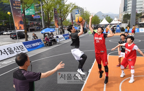 서울마당 가르는 슛… 광화문 길거리 농구대회  
