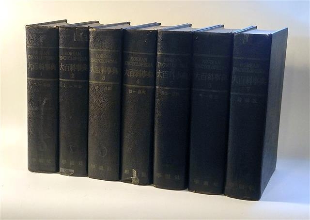 학원사 대백과사전. 1958년에 초판 전 6권을 펴냈고 해마다 증보판을 더해 출판했다. 맨 오른쪽에 있는 책이 1962년 증보판인 제7권.