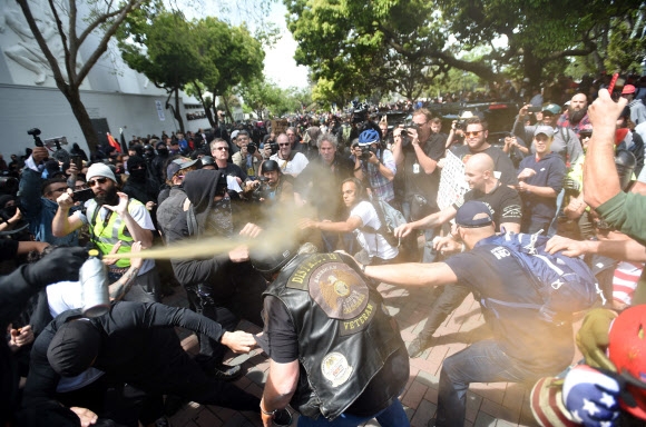 캘리포니아서 시위대·트럼프 지지자 수백명 충돌… 최소 20명 체포 