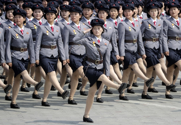 15일 북한 김일성 주석의 생일인 태양절을 맞아 유니폼을 입은 여성들이 평양 김일성광장에서 거행된 열병식에서 행진하고 있다. AP 연합뉴스