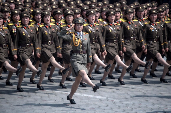15일 북한 김일성 주석의 생일인 태양절을 맞아 여군들이 평양 김일성광장에서 거행된 열병식에서 행진하고 있다. AFP 연합뉴스