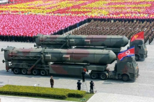 北, ICBM 3종 공개·미사일 도발… 압박하는 美·中 떠보기