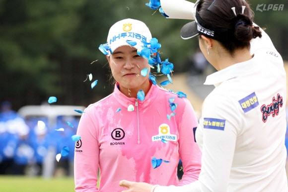 새내기 박민지(왼쪽)가 16일 경기 용인의 88골프장에서 열린 한국여자골프(KLPGA) 투어 삼천리투게더 오픈에서 우승한 뒤 꽃가루 세례를 받고 있다. 연합뉴스