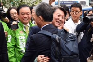 [서울포토] 출근하던 시민을 ‘와락’…안철수 후보, 19대 대선 선거운동일 첫날