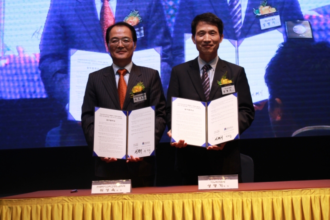 이노비즈협회 성명기 회장(오른쪽)이 전국 마이스터고 교장단 협의회 위성욱 회장과 채용 활성화를 위한 업무협약을 체결하고 기념사진을 찍고 있다. (이노비즈협회 제공)