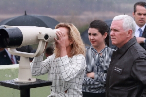 [서울포토] 판문점 찾은 펜스 미 부통령과 가족들