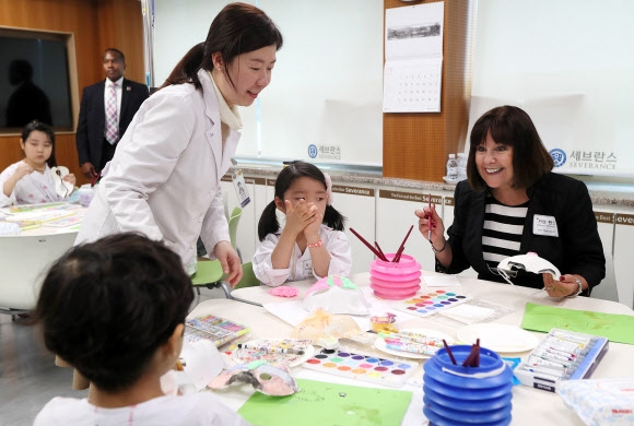 美 부통령 부인 어린이병원 미술 치료 참여
