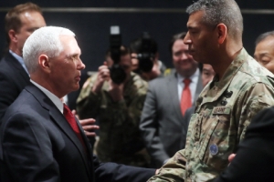 [서울포토] 주한미군사령관과 악수하는 펜스 미 부통령