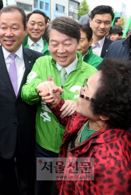 [서울포토] 대전 중앙시장 찾은 안철수