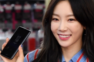 [서울포토] 소녀시대 태연도 반한 갤럭시S8