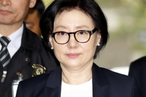 ‘수백억 세금 포탈 혐의’ 서미경 신영자, 법정서 혐의 부인
