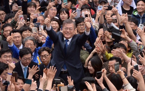 문재인 더불어민주당 대선후보가 18일 오후 전북 전주시 전주대학교 유세에서 손들어 지지를 호소하고 있다.  이종원 선임기자 jongwon@seoul.co.kr