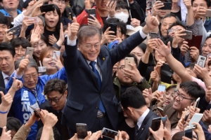 [서울포토] ‘지지 부탁합니다’… 문재인, 전주서 유세