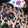 [서울포토] 지지자들의 손 잡아주는 문재인 후보