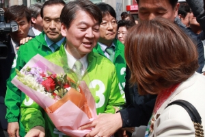 [서울포토] 대구 유세 중 시민에게 꽃다발 받은 안철수 후보