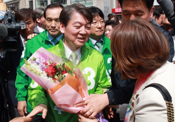 국민의당 안철수 대선후보가 18일 오후 대구 중구 동성로 대구백화점 일대에서 열린 ’시민이 이깁니다’ 대구 국민승리유세에 참석하며 한 시민에게 꽃다발을 받고 있다.  강성남 선임기자 snk@seoul.co.kr