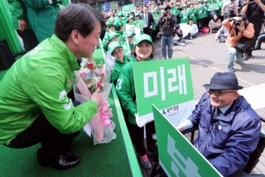 [서울포토] ‘눈높이를 맞춰서’… 노인분과 얘기 나누는 안철수 후보