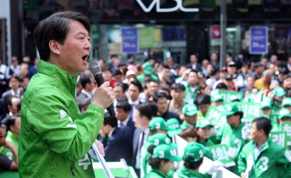 안철수 후보가 18일 오후 대구 동성로 대구백화점 앞에서 유세를 가졌다. 안 후보가 운동원들을 격려하고 있다.   강성남 선임기자 snk@seoul.co.kr