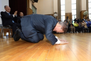 [서울포토] 어르신들에게 큰절 하는 문재인 후보