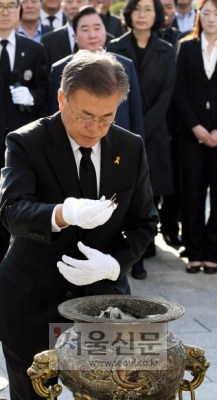 [서울포토] 4.19 묘역 찾은 문재인