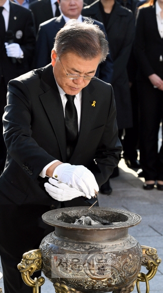 [서울포토] 문재인, 4·19 묘지 참배