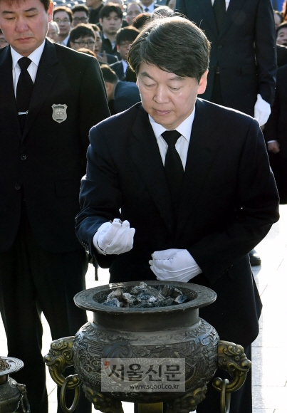 안철수 국민의당 대선후보가 4.19 혁명 57주년을 맞는 19일 오전 강북구 국립4.19 민주묘역에서 분향하고 있다. 강성남 선임기자 snk@seoul.co.kr